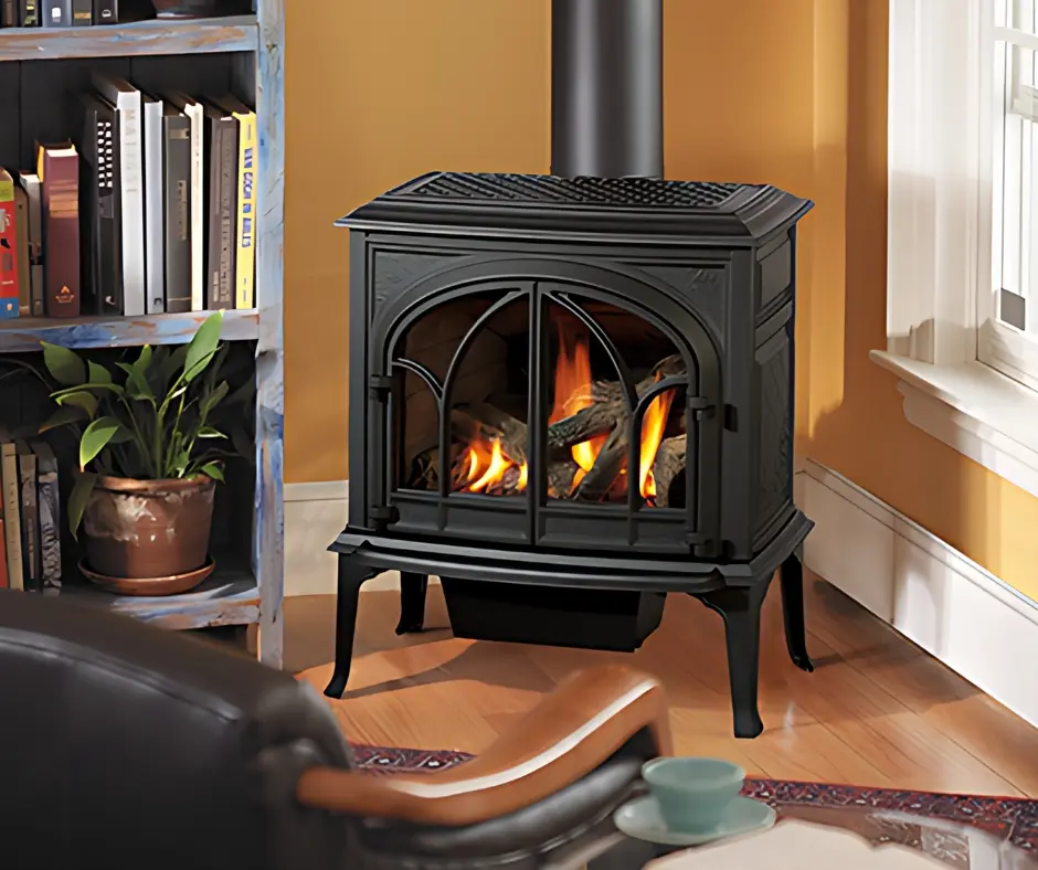 Installation en coin d'un poêle au gaz Jotul GF 400 noir mat, une solution de chauffage classique idéale pour optimiser l'espace dans un salon.