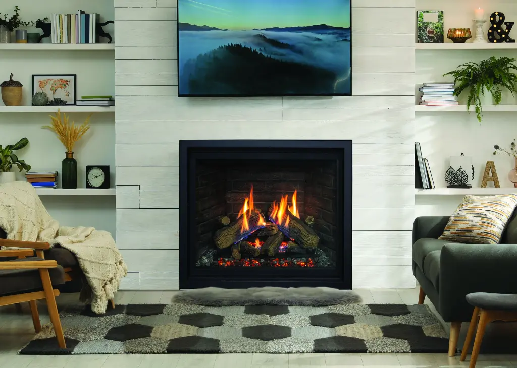 Foyer au gaz RZ41 d'Enviro au cœur d'un meuble multimédia sur mesure, avec un mur de lattes de bois et des étagères décoratives.