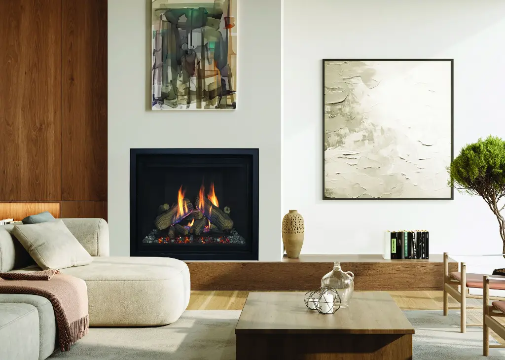 Style Mid-Century Modern avec le foyer au gaz RZ41 d'Enviro, s'intégrant parfaitement dans un décor aux lignes pures avec des boiseries de noyer.