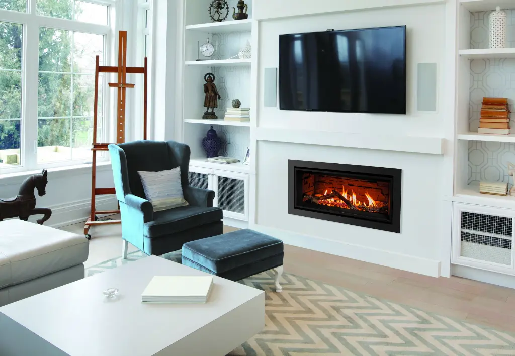 Intégration parfaite du foyer au gaz linéaire Enviro C34 dans un meuble multimédia blanc sur mesure, installé sous une télévision.