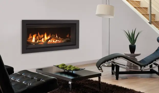 Ambiance minimaliste et épurée avec le foyer au gaz linéaire Enviro C34 installé sans manteau pour un look contemporain.