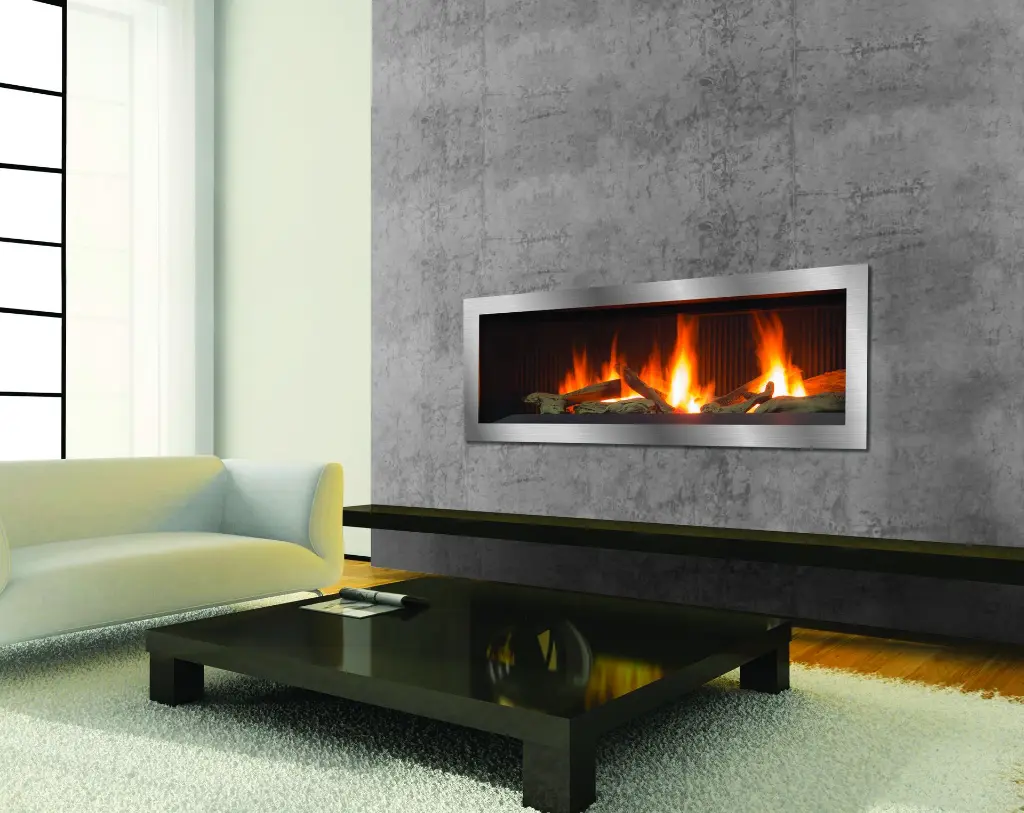 Idée de design pour un salon moderne avec un foyer au gaz linéaire Enviro C44 à contour en nickel brossé comme point focal d'un mur en béton.