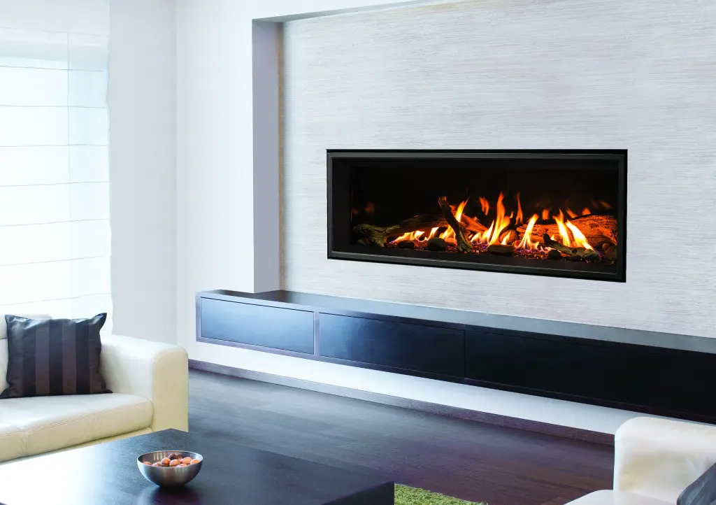 Intégration minimaliste du foyer au gaz linéaire Enviro C44 dans un mur blanc texturé, au-dessus d'un meuble de rangement suspendu.