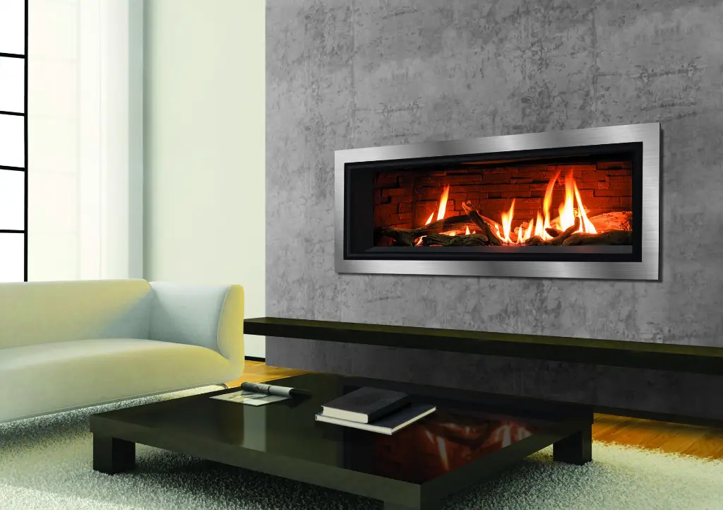 Foyer au gaz linéaire Enviro C44 avec contour en nickel brossé, encastré dans un mur d'accent en béton pour un look industriel chic.