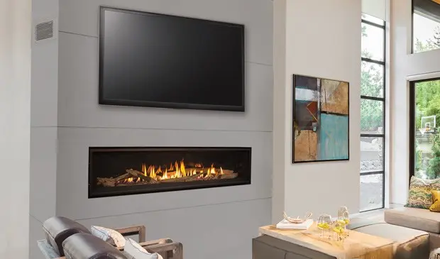 Installation épurée d'un foyer au gaz linéaire Enviro C60 sous une télévision à écran plat, créant un centre de divertissement moderne et chaleureux.