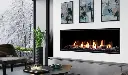 Foyer au gaz linéaire C60 Tall d'Enviro, offrant une vue spectaculaire sur les flammes avec un paysage d'hiver en arrière-plan.