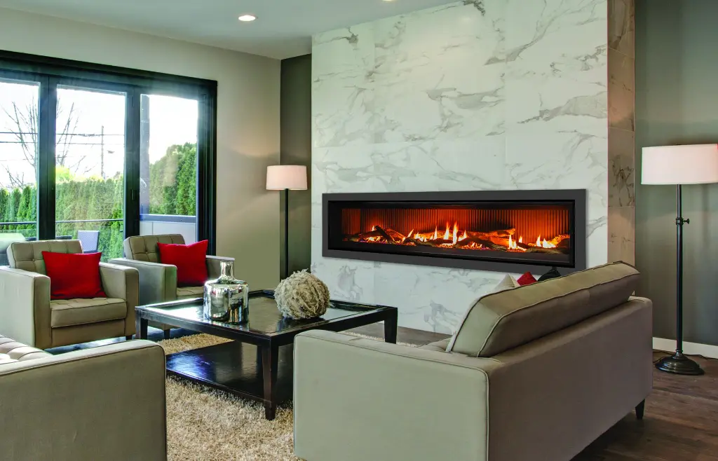 Foyer au gaz linéaire Enviro C72 de 72 pouces, créant un point focal luxueux dans un mur d'accent en marbre blanc de Carrare.