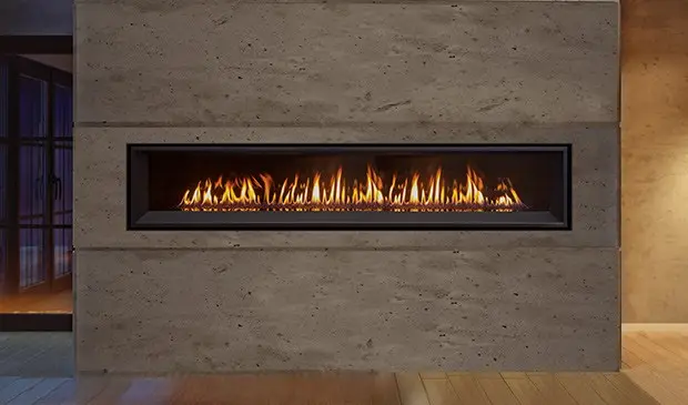 Look industriel et contemporain avec le foyer au gaz panoramique Enviro C72 intégré dans un mur en panneaux de béton brut.