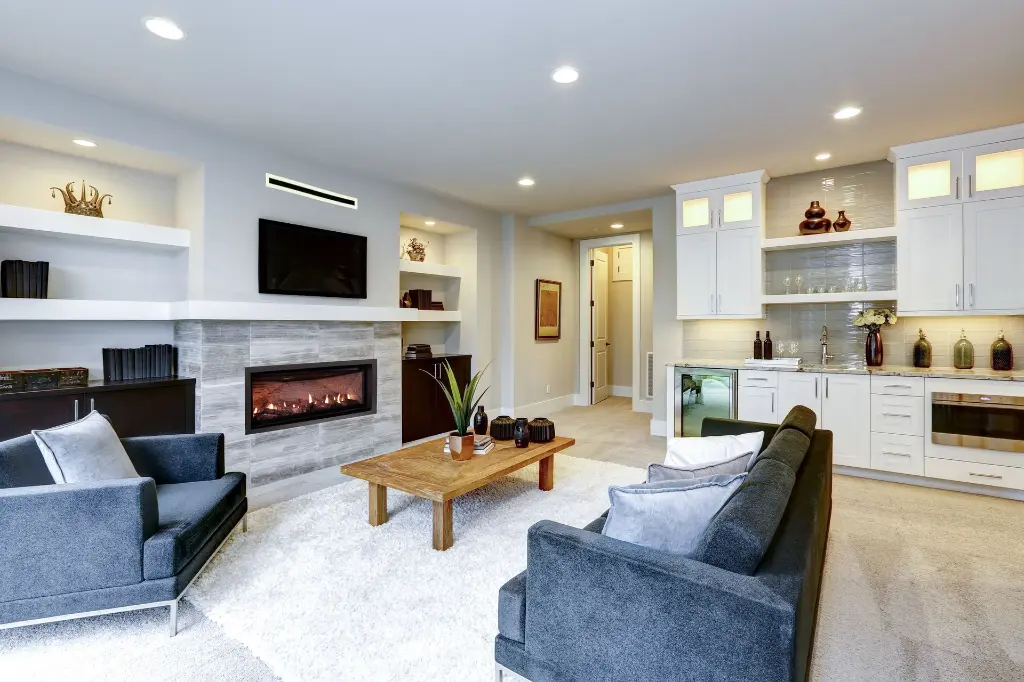 Point central d'un centre de divertissement haut de gamme, le foyer au gaz Archgard Kojin 50 est installé sous une télévision dans un sous-sol aménagé avec bar.