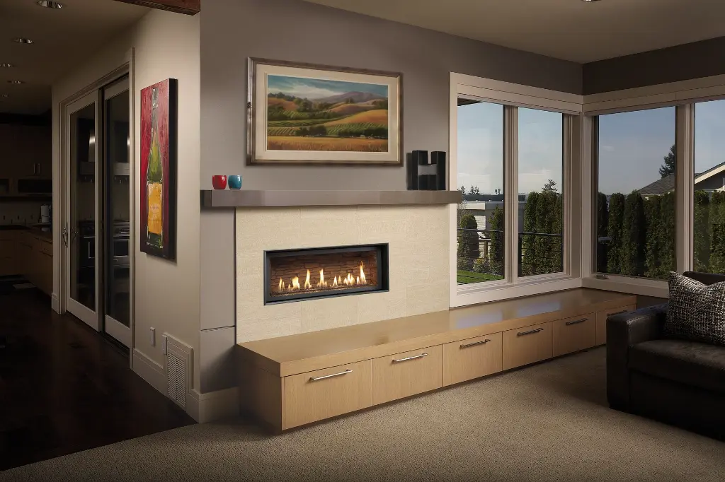 Design Mid-Century Modern avec le foyer au gaz 3615 HO, intégré dans un manteau de foyer en tuiles pâles au-dessus d'un long meuble multimédia en bois.