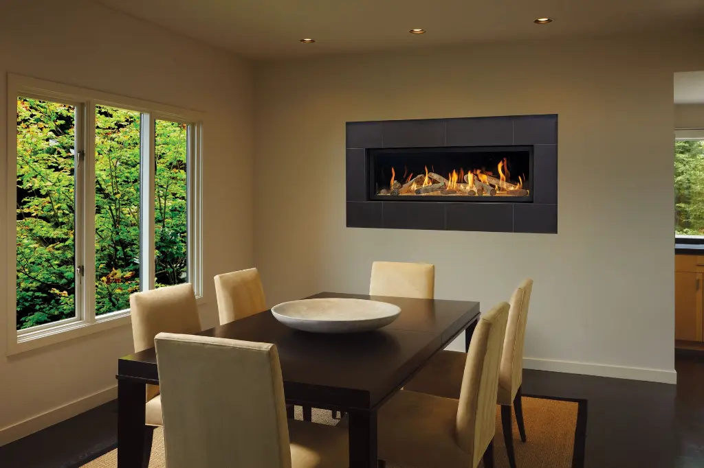 Option d'intérieur en briques empilées pour le foyer au gaz linéaire 4415 HO, ajoutant une touche de texture traditionnelle.