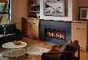 Foyer au gaz linéaire 4415 HO intégré dans un manteau en acier foncé, créant un contraste moderne avec des meubles en bois clair de style scandinave.