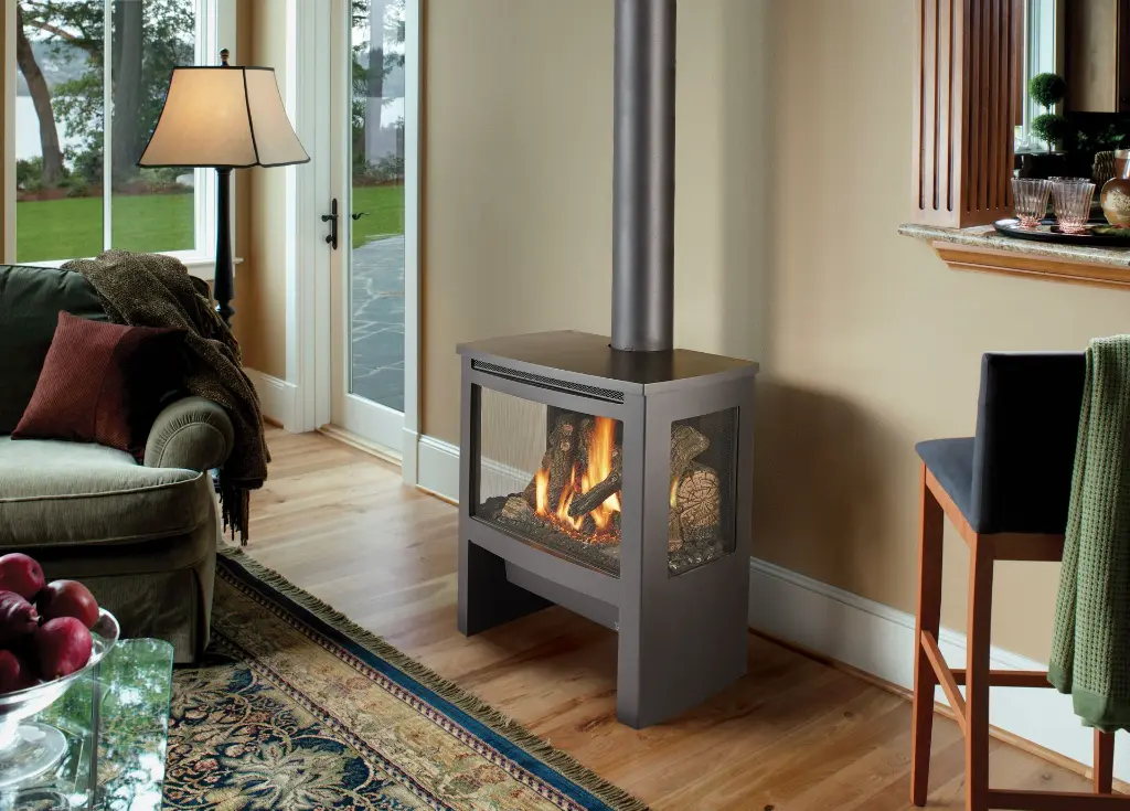 Poêle à gaz Cypress de Lopi avec vue sur trois côtés, ajoutant une source de chaleur efficace et un point focal dans un coin salon de style classique.