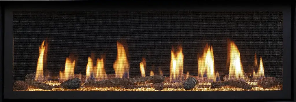 Option de médias mixtes pour le foyer 4415 HO, combinant des bûches, des pierres de rivière et un lit de verre concassé.