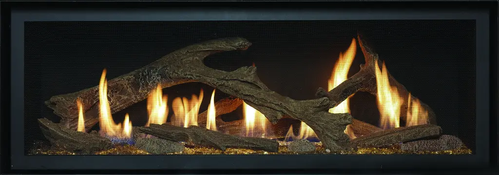 Vue détaillée de l'option de bûches de bois de grève (driftwood) du foyer au gaz linéaire 4415 HO, pour un look côtier et naturel.