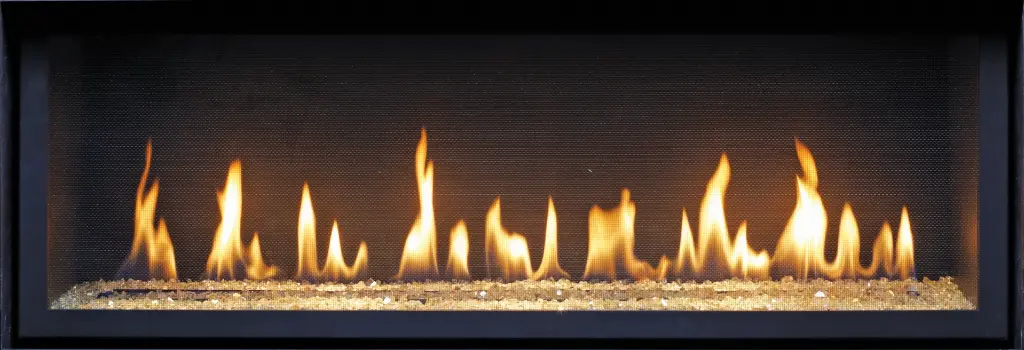 Look contemporain et minimaliste avec l'option de lit de verre concassé illuminé par les flammes du foyer au gaz linéaire 4415 HO.