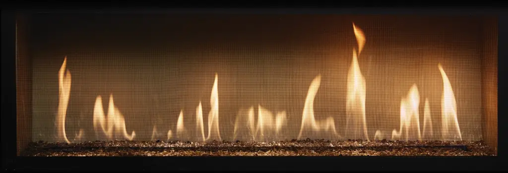 Effet de profondeur spectaculaire avec les panneaux intérieurs en verre noir réfléchissant du foyer au gaz linéaire 4415 HO.