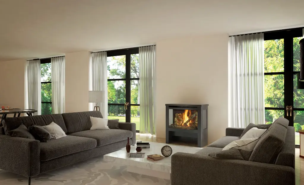 Ambiance contemporaine et aérée avec le poêle à gaz Cypress de Lopi, dont la vue sur trois côtés permet de profiter du feu de partout dans le salon.