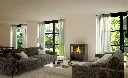 Ambiance contemporaine et aérée avec le poêle à gaz Cypress de Lopi, dont la vue sur trois côtés permet de profiter du feu de partout dans le salon.