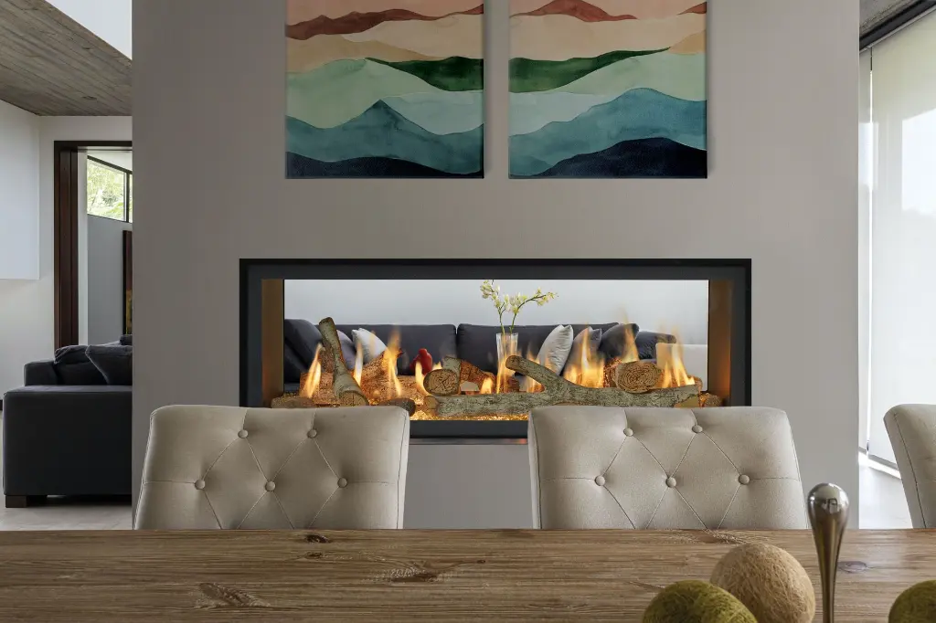 Vue depuis la salle à manger à travers le foyer au gaz double face 4415 HO See-Thru, créant une connexion visuelle élégante avec le salon.