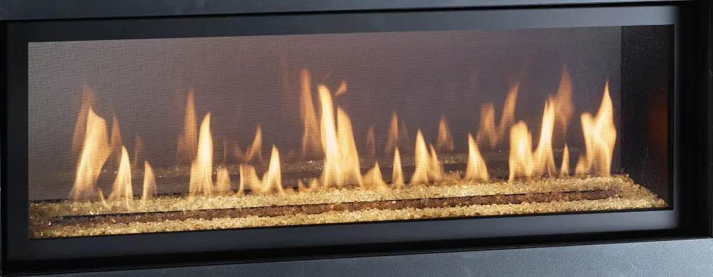 Option de lit de verre concassé pour un look contemporain et minimaliste, illuminé par les flammes du foyer double face 4415 HO See-Thru.