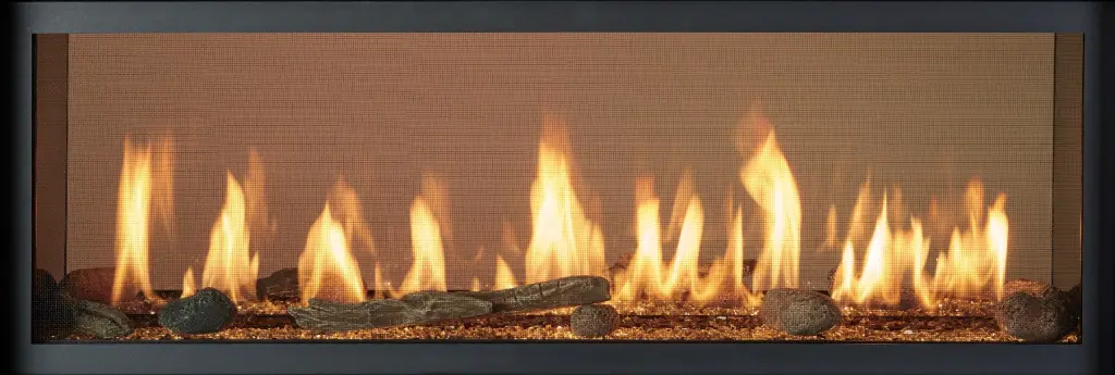 Option de médias mixtes pour le foyer 4415 HO See-Thru, qui combine bûches, pierres de rivière et lit de verre concassé.