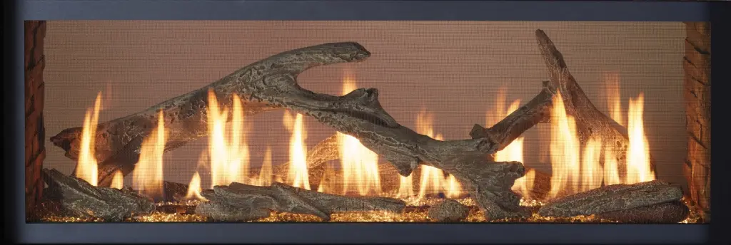 Vue détaillée de l'option de bûches de bois de grève (driftwood) du foyer 4415 HO See-Thru, pour un look naturel et côtier.