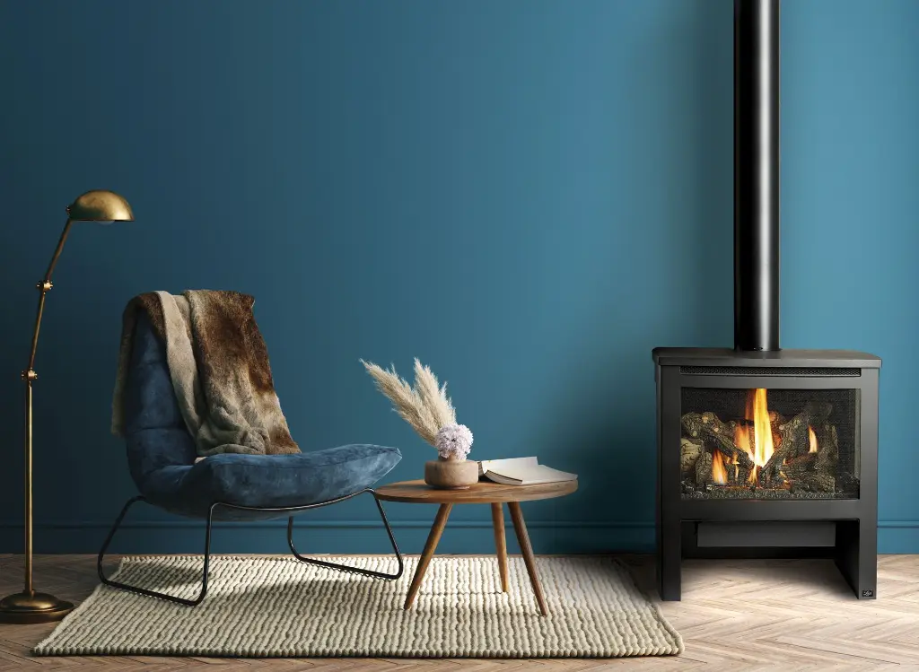 Coin lecture moderne avec le poêle à gaz Cypress de Lopi, créant un contraste chaleureux sur un mur d'accent bleu foncé.