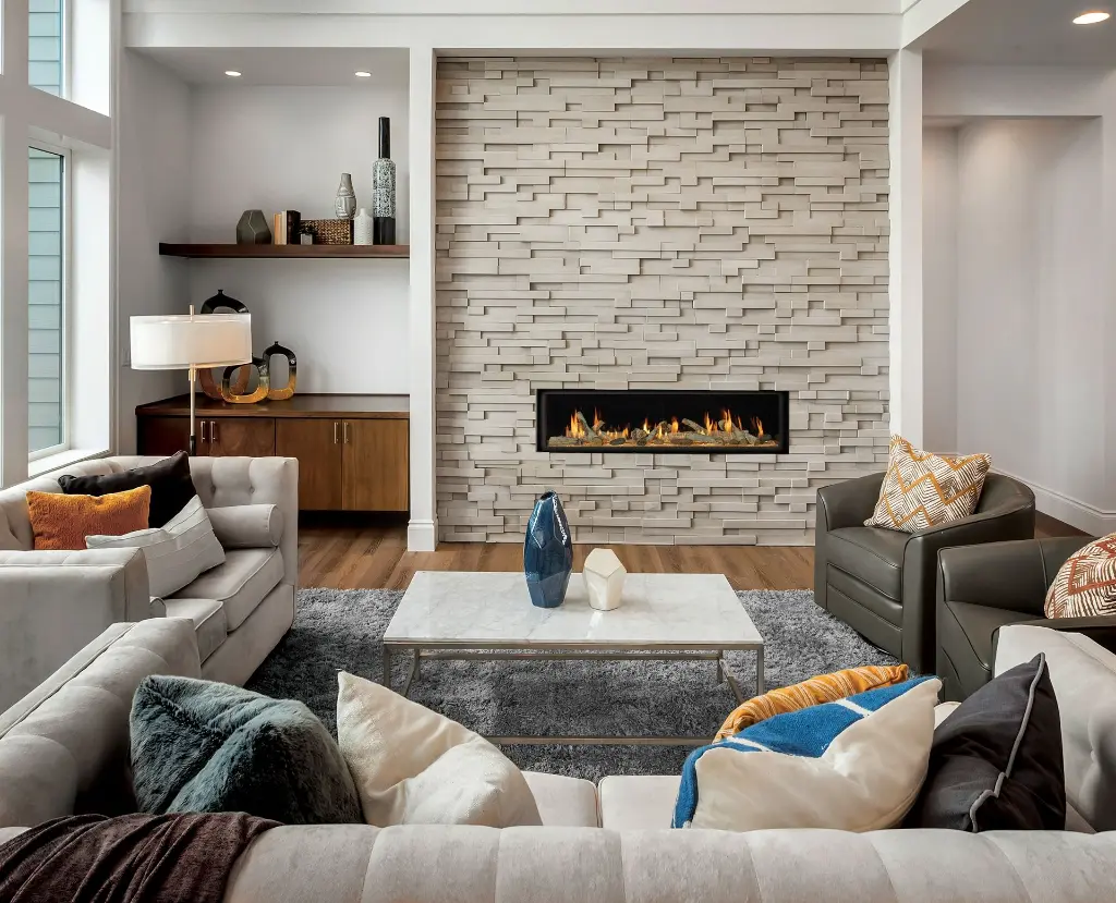 Design contemporain spectaculaire avec le foyer au gaz linéaire 6015 HO, encastré dans un mur d'accent en pierres blanches texturées 3D.