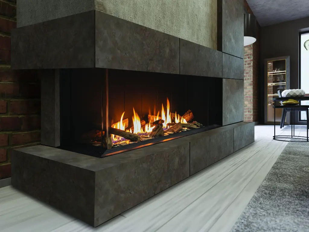 Foyer au gaz linéaire en baie à trois faces Urbana U50, créant un look industriel chic avec une finition en tuiles foncées imitation pierre.