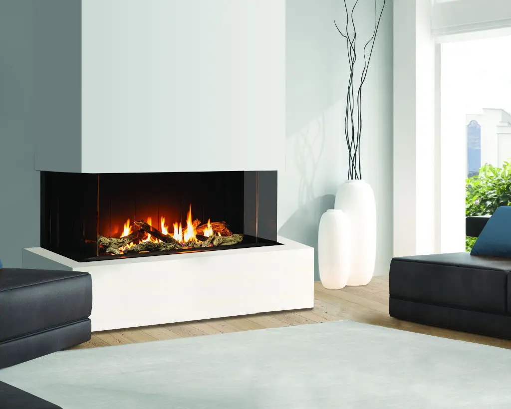 Style minimaliste et épuré avec le foyer au gaz panoramique Urbana U50, dans une installation en "L" d'un blanc pur pour un design sans interruption.