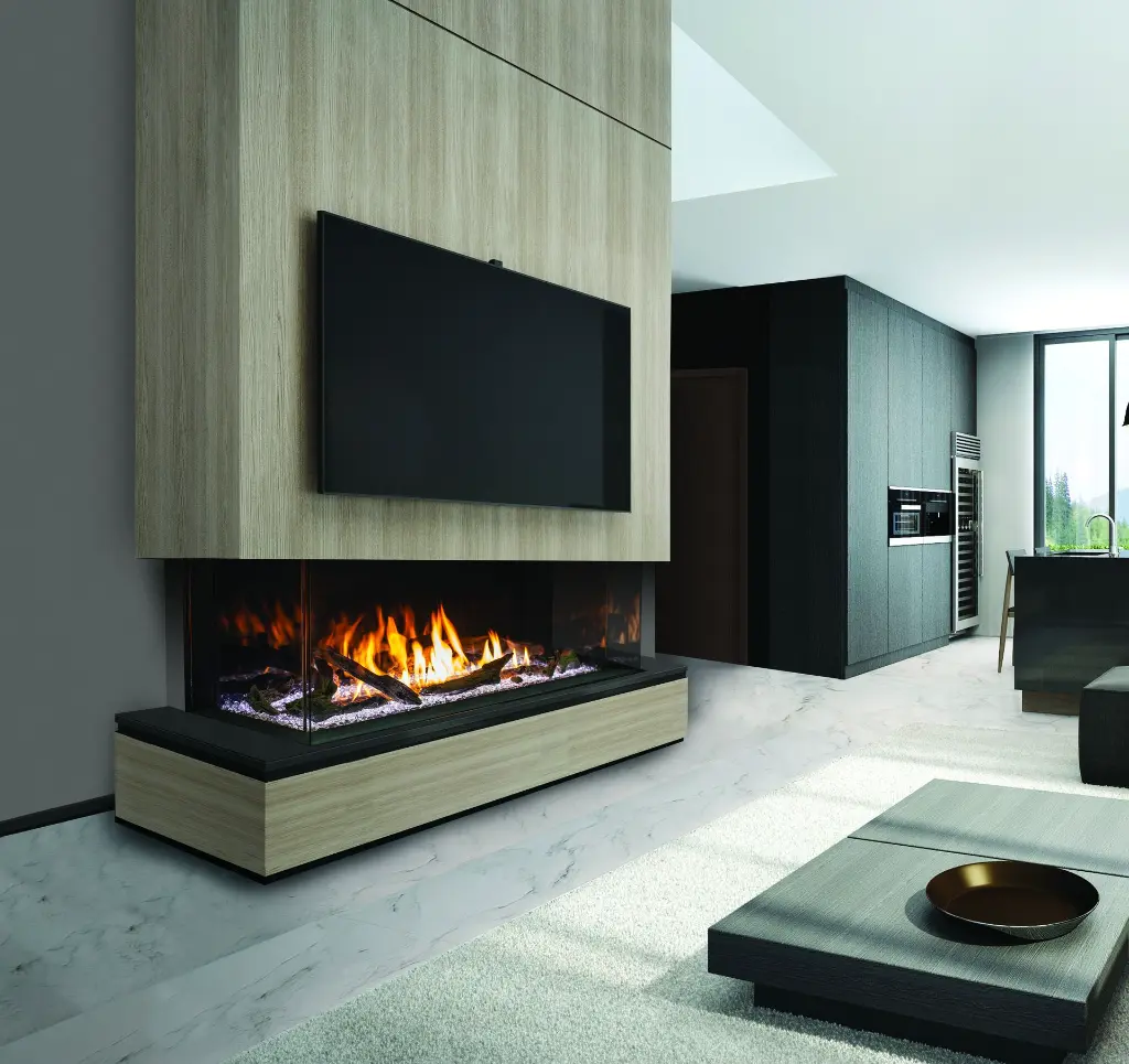 Foyer au gaz à trois faces Urbana U70, servant de séparateur de pièce entre le salon et la cuisine, avec une finition en boiseries claires et plancher de marbre.