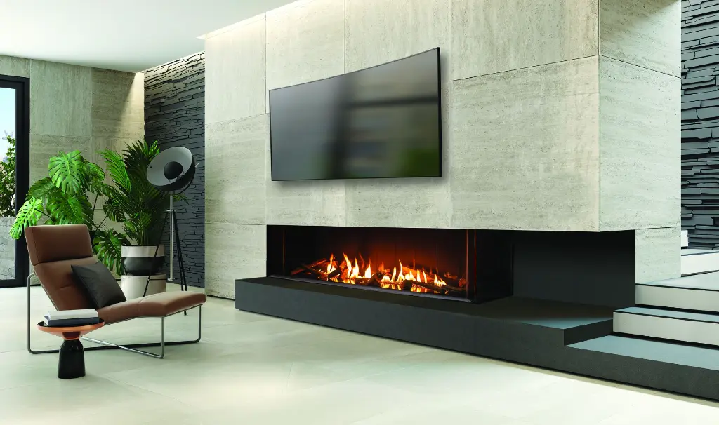 Design architectural avec le foyer au gaz en baie Urbana U70, installé sous une télévision dans une structure massive en tuiles de travertin.