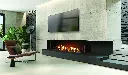 Design architectural avec le foyer au gaz en baie Urbana U70, installé sous une télévision dans une structure massive en tuiles de travertin.