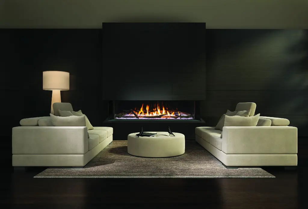 Ambiance feutrée et sophistiquée avec le foyer au gaz en baie Urbana U70, créant un point focal spectaculaire dans un salon aux tons sombres.