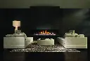 Ambiance feutrée et sophistiquée avec le foyer au gaz en baie Urbana U70, créant un point focal spectaculaire dans un salon aux tons sombres.