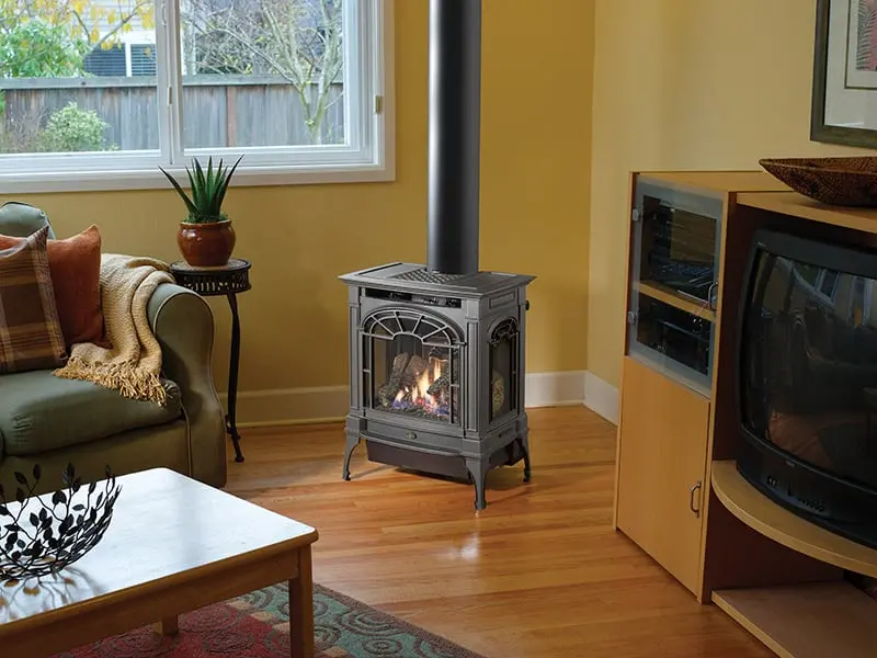 Poêle à gaz compact Northfield de Lopi, une solution de chauffage efficace et élégante pour un coin salon ou une petite pièce de style traditionnel.