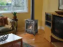 Poêle à gaz compact Northfield de Lopi, une solution de chauffage efficace et élégante pour un coin salon ou une petite pièce de style traditionnel.
