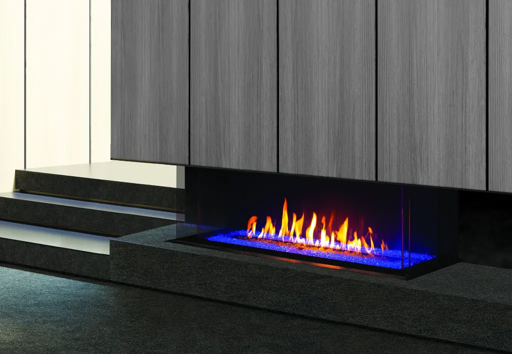 Option de lit de verre et flammes bleues pour le foyer au gaz en baie Urbana U70, pour un look ultra-moderne et personnalisable.