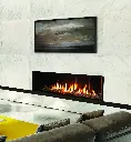 Installation au niveau du sol du foyer au gaz linéaire Urbana U70, créant un effet "rivière de feu" dans un mur de marbre pleine hauteur.