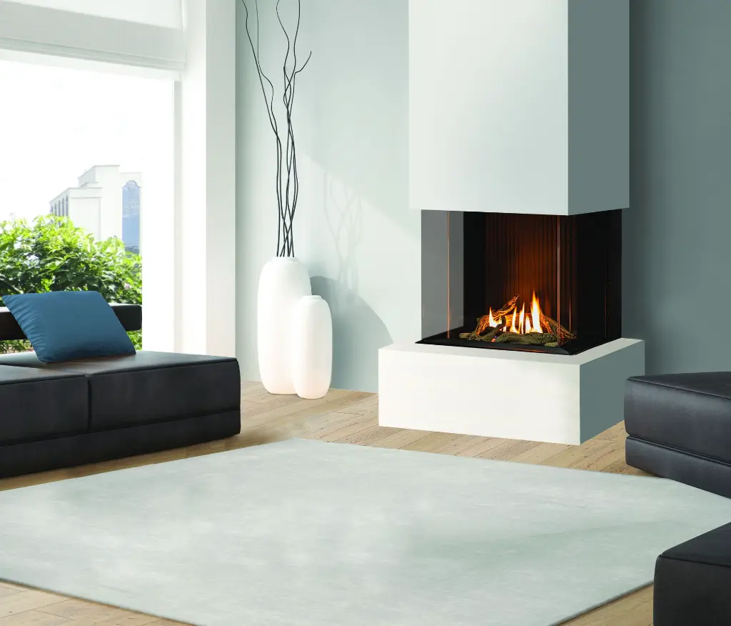 Foyer au gaz vertical à trois faces Urbana U30 Tall, installé dans une colonne blanche minimaliste qui sert de séparateur de pièce.