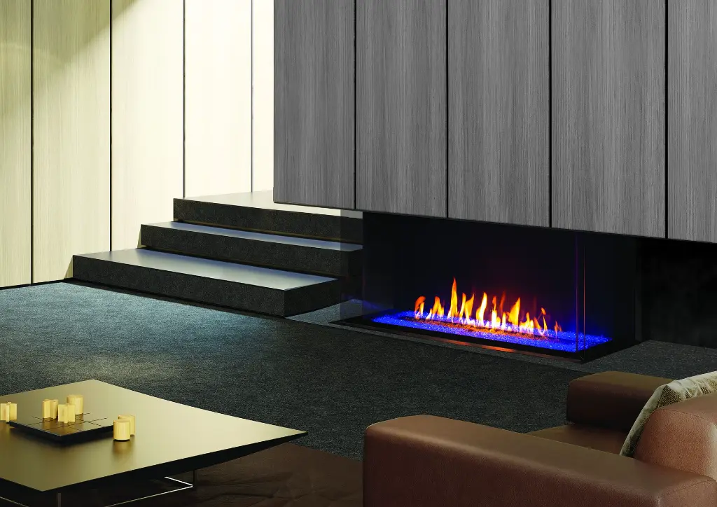 Ambiance chic et feutrée avec le foyer au gaz en baie Urbana U70 Tall et son option de flammes bleues, dans un salon aux tons sombres.