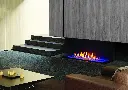 Ambiance chic et feutrée avec le foyer au gaz en baie Urbana U70 Tall et son option de flammes bleues, dans un salon aux tons sombres.