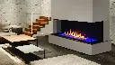Design moderne et audacieux avec le foyer au gaz à trois faces Urbana U70 Tall, ici avec une option de lit de verre et de flammes bleues.