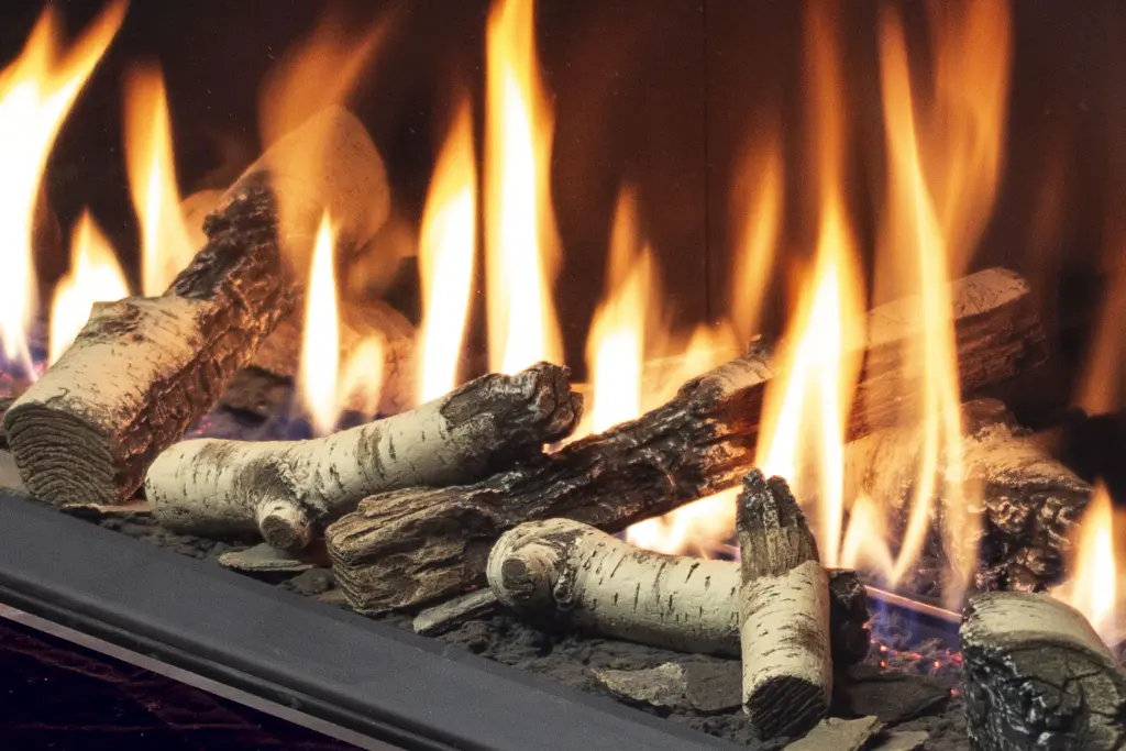 Gros plan sur l'option de bûches de bouleau réalistes pour le foyer au gaz Urbana U70 Tall, pour un look scandinave authentique.