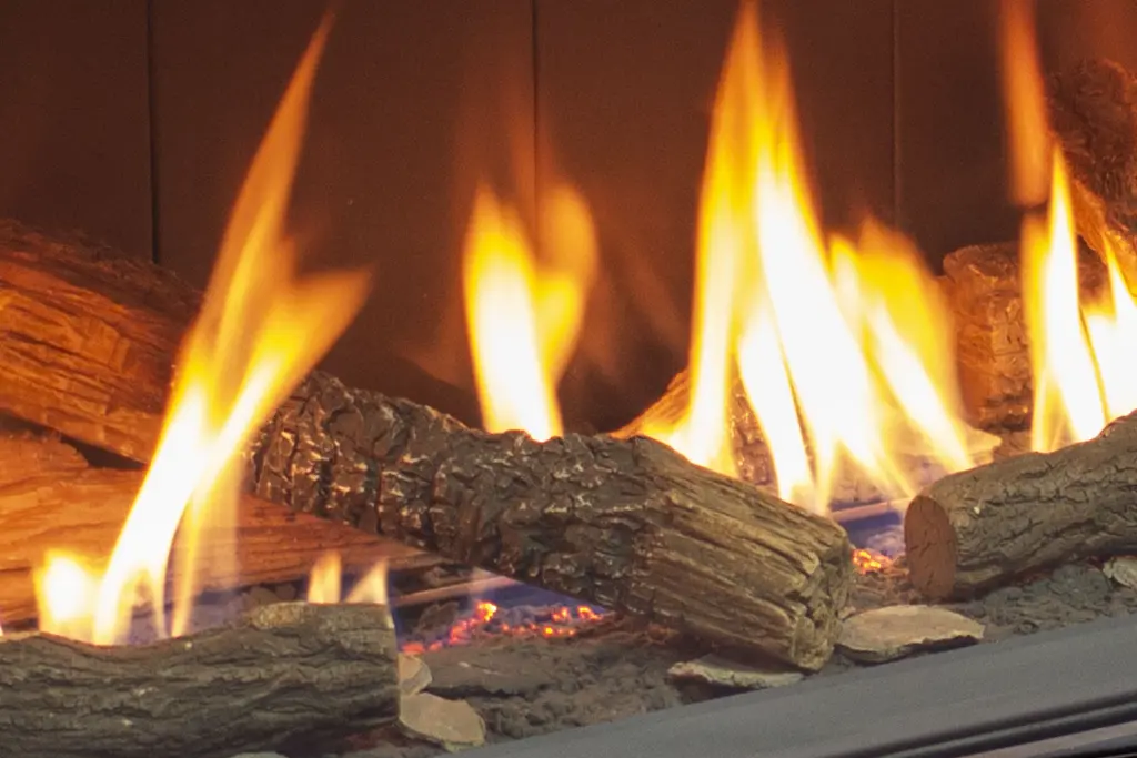Vue détaillée de l'option de bûches traditionnelles haute définition pour le foyer au gaz Urbana U70 Tall, simulant un vrai feu de bois.