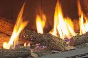 Vue détaillée de l'option de bûches traditionnelles haute définition pour le foyer au gaz Urbana U70 Tall, simulant un vrai feu de bois.