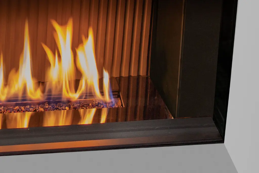 Vue détaillée de l'intérieur cannelé et du brûleur moderne du foyer au gaz Urbana U70 Tall, pour un design contemporain.