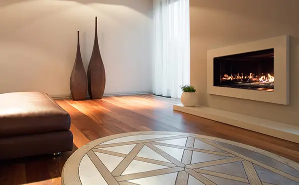 Look minimaliste et épuré avec le foyer au gaz linéaire Infinity 40 de Genesis et son contour en pierre, installé au ras du mur pour un design sans interruption.