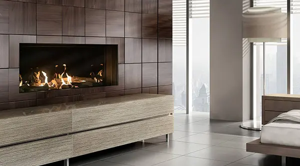 Foyer au gaz linéaire Infinity 50 de Genesis, créant une ambiance de chambre d'hôtel de luxe avec une installation dans un mur de boiseries foncées.